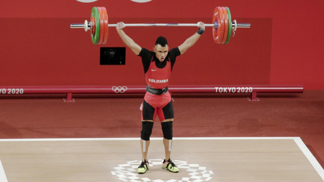 Lusi Javier mosquera ganador de medalla de plata en pesas durante los Juegos Olímpicos de Tokyo 2020