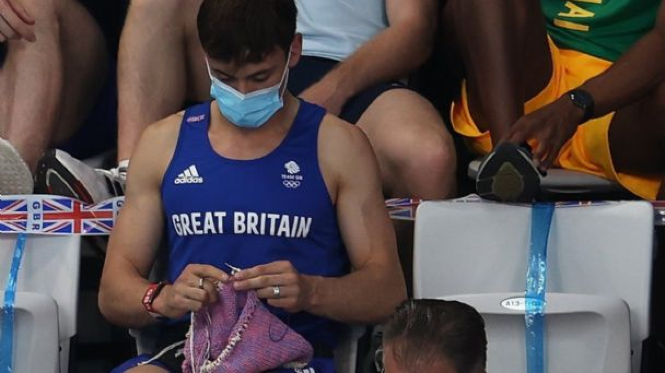 Tom Daley deportista británico tejiendo en los Juegos Olímpicos