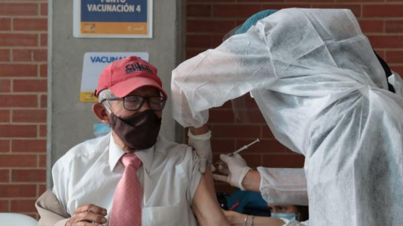 En Bogotá, el 50% de los ciudadanos tiene su esquema completo de vacunación  | Agenciapi.co