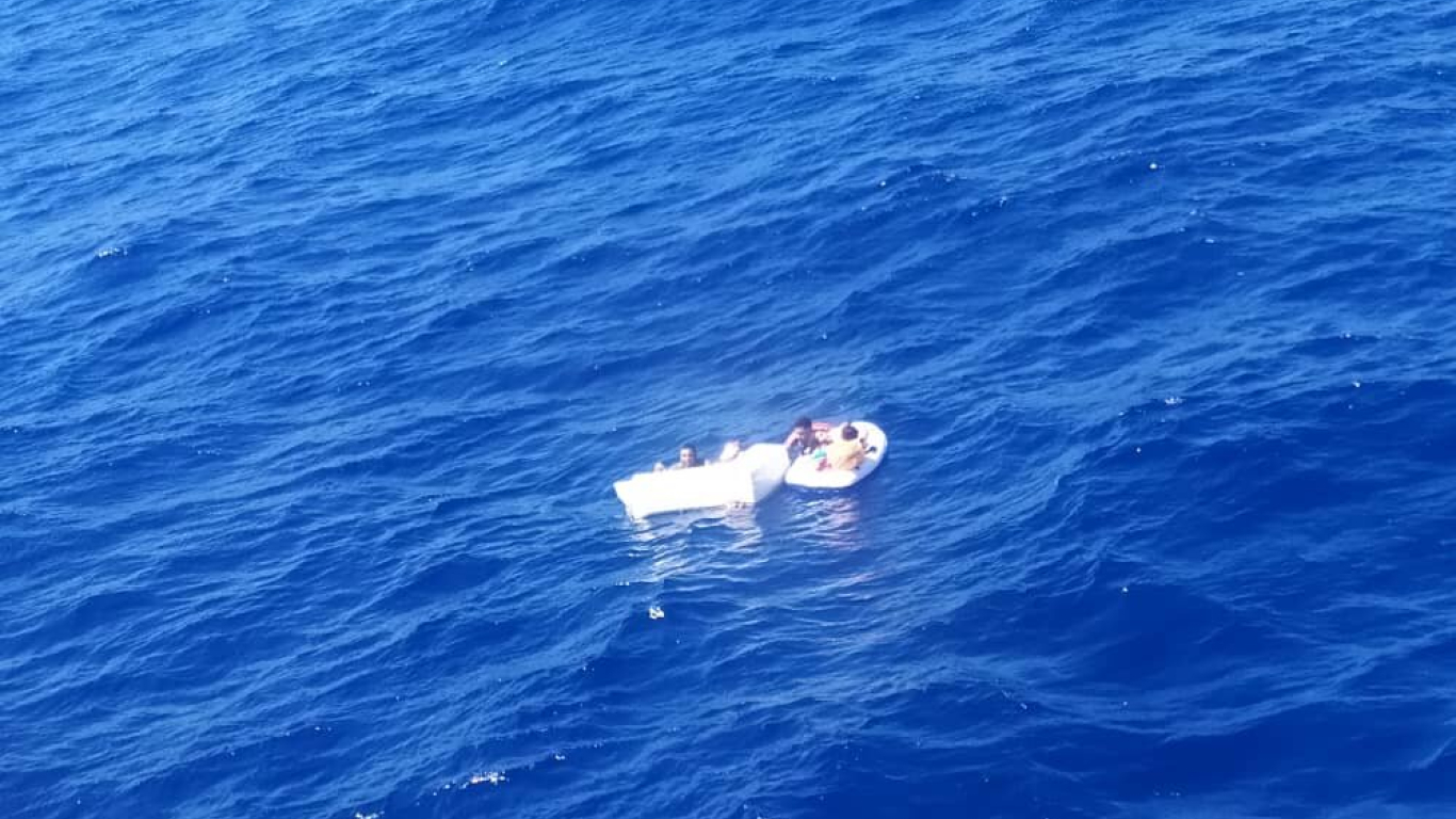 Personas encontradas en altamar tras el naufragio