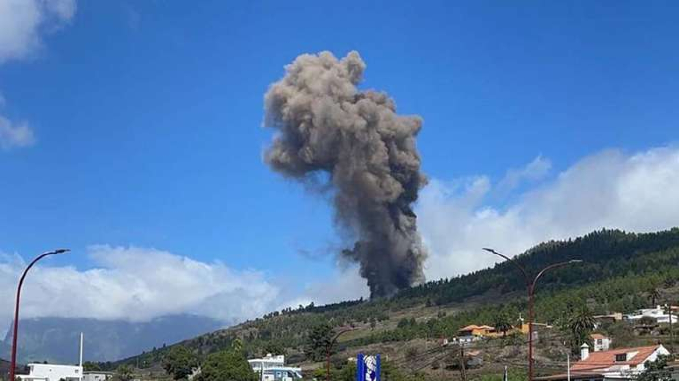 Volcán Las Palmas hace erupción