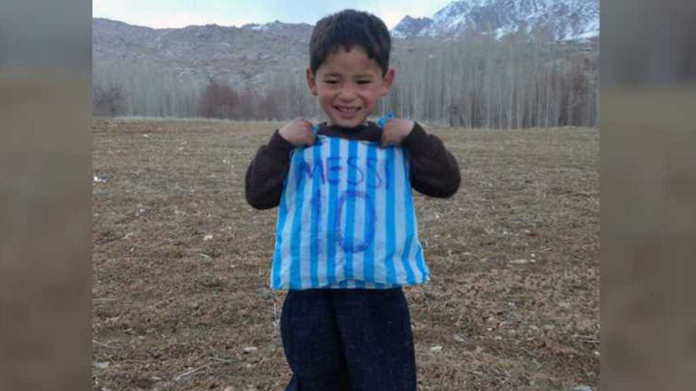 “Quiero viajar a un lugar seguro desde Afganistán” niño afgano fan de Messi pide ayuda