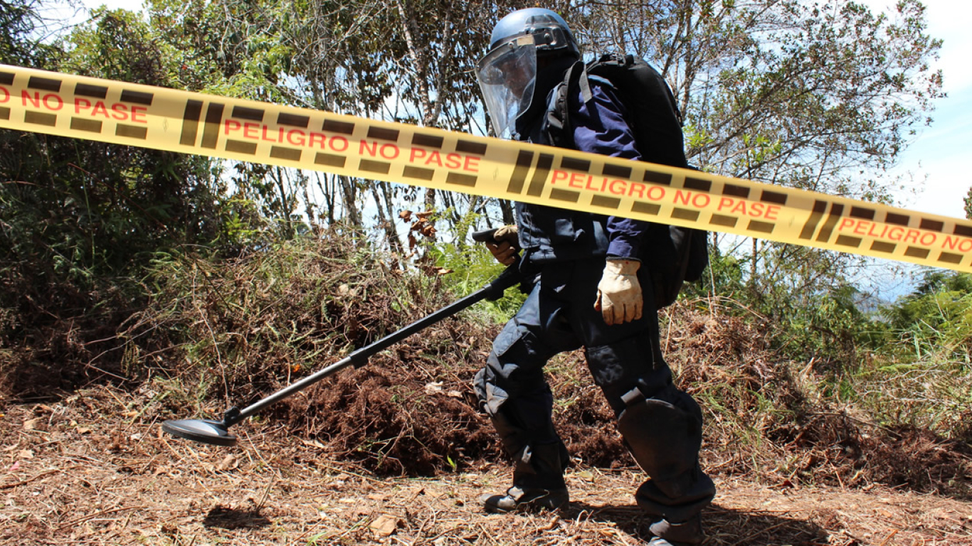 Actividad de desminado humanitario en Colombia