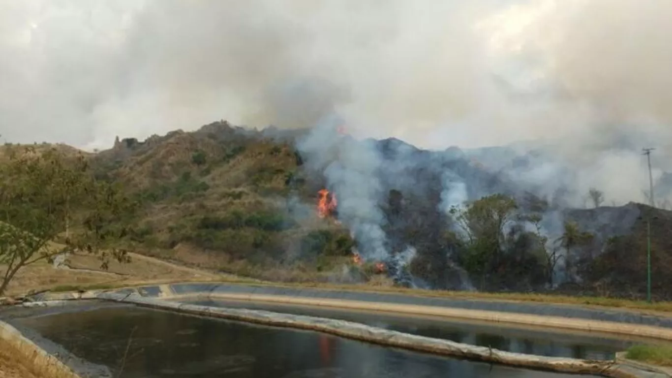Incendio en el relleno sanitario El Carrasco, en Bucaramanga