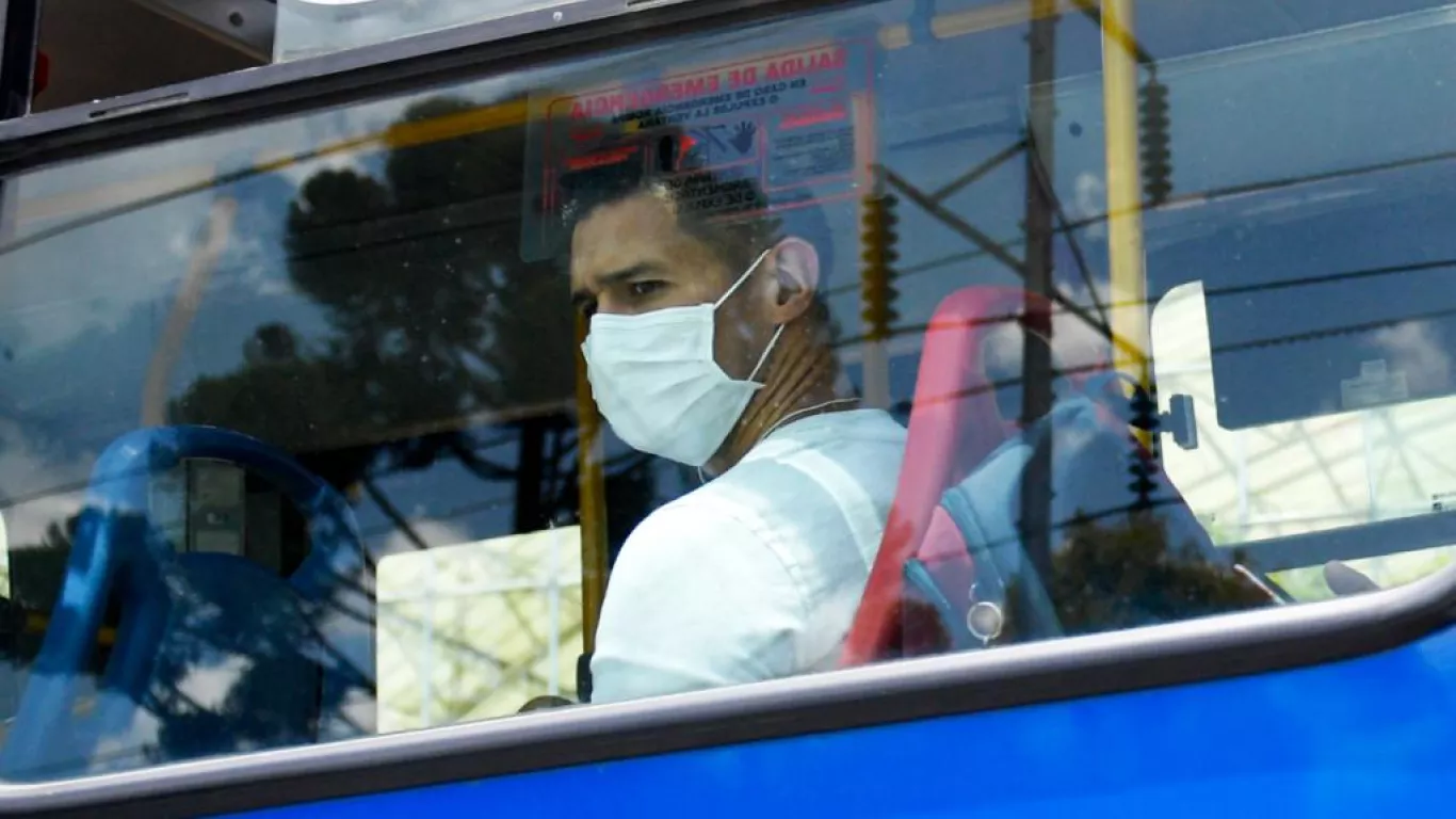 Usuario de Transmilenio con tapabocas