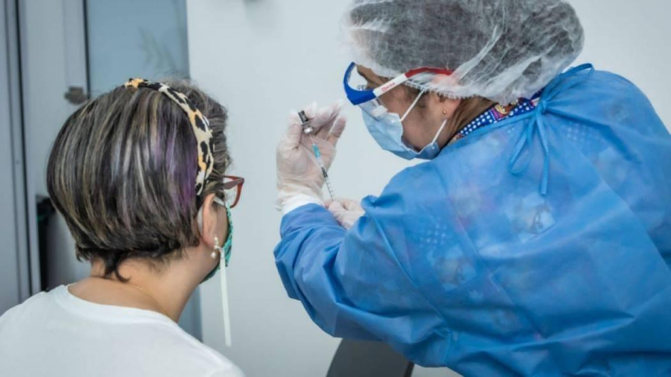 Sin agendamiento se aplicará la tercera dosis para mayores de 70 años