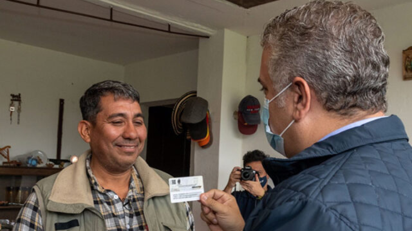 Presidente Iván Duque entregó la primera tarjeta de Estatuto Temporal a migrante
