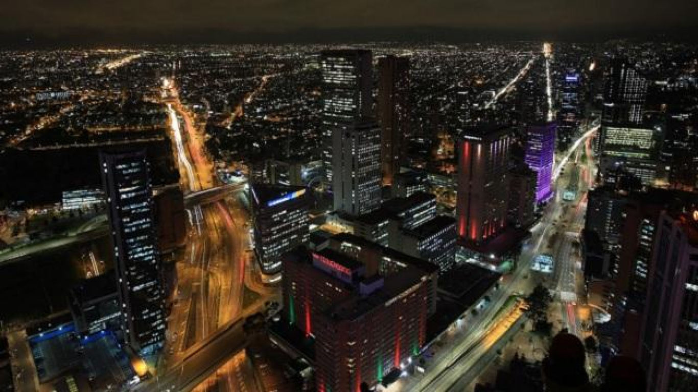 Hasta hoy 23 de diciembre estará vigente el piloto de la ‘Bogotá Despierta, la cual dejó un crecimiento en las ventas de la ciudad en un 61% con más de trece mil empleos generados a raíz de esto. Este aumento en contratación de vendedores se da porque los dueños del comercio se vieron obligados en la necesidad de contratar más personal para cubrir a los clientes. "En la estrategia ‘Bogotá Despierta’ se evidenció un balance del 61% del aumento de las ventas en comparación del horario normal, más de 12 loca