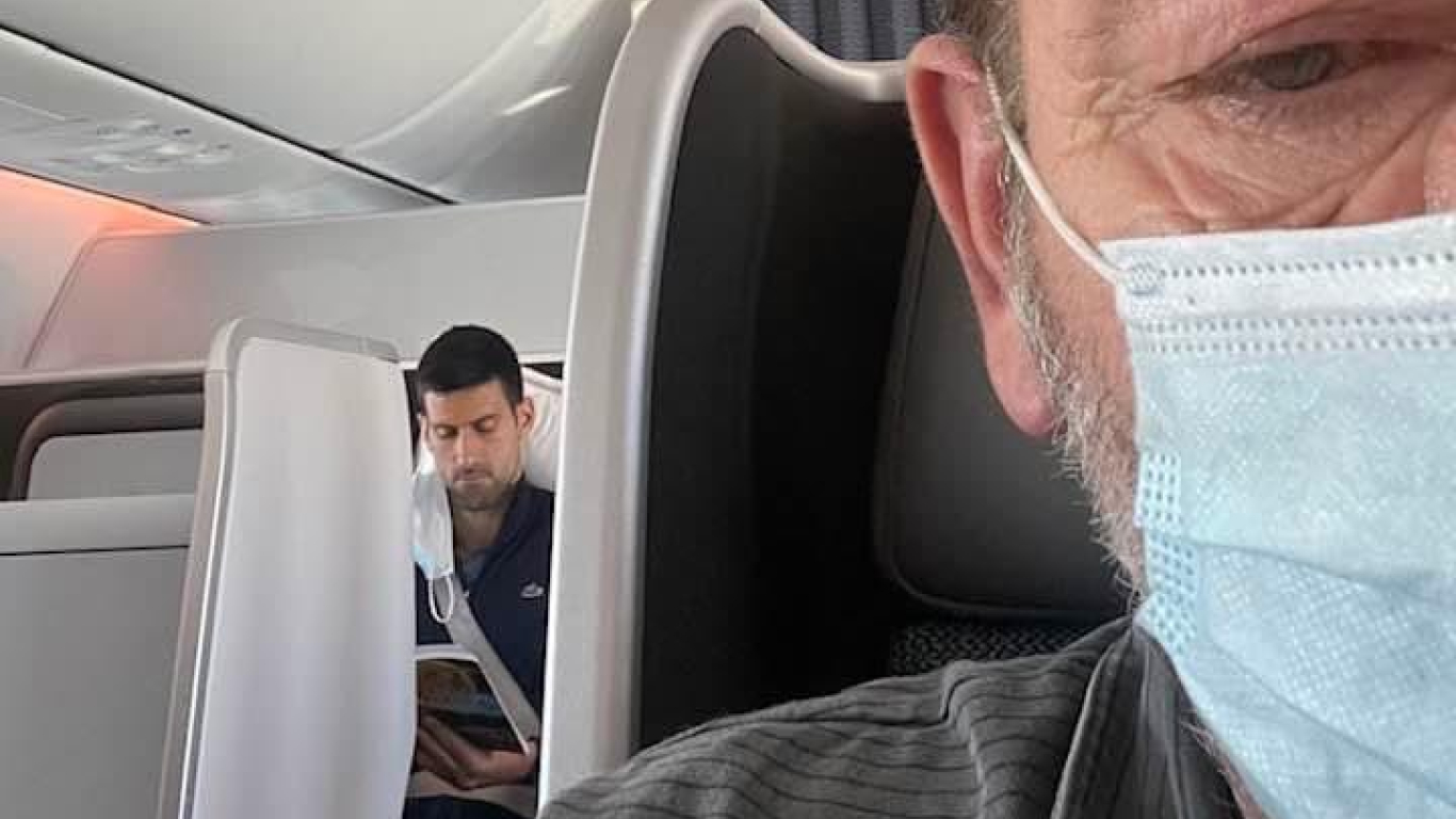 Djokovic en el ojo del huracán por no usar tapabocas en vuelo de regreso a su país
