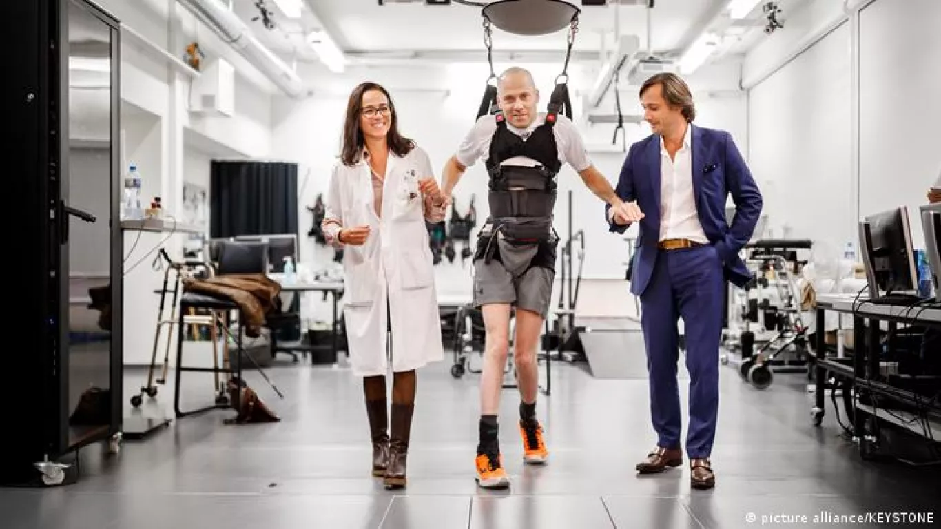El implante electrónico que permite a parapléjicos volver a caminar 