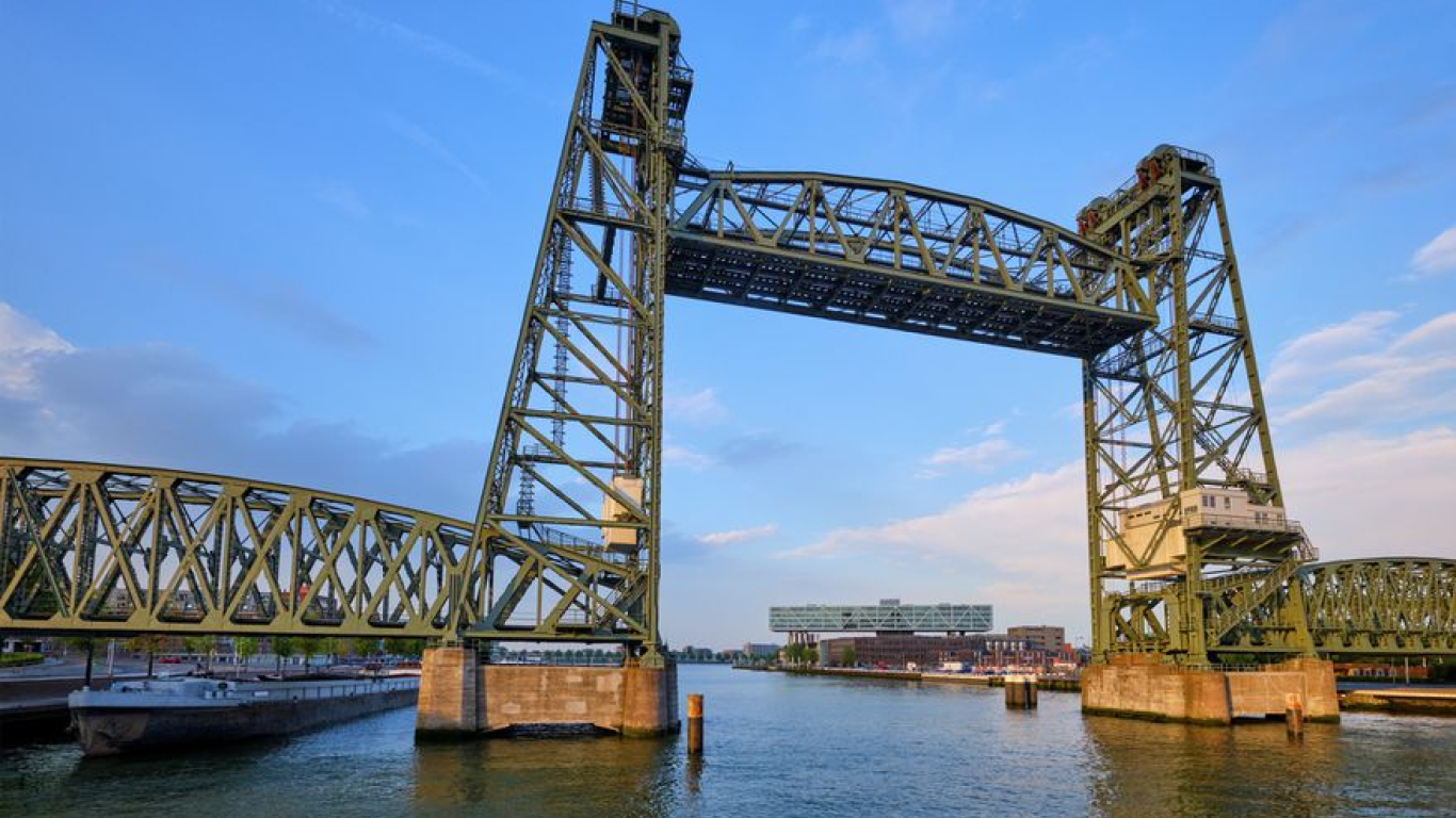 El histórico puente que se derribaría para dar paso de un yate de Jeff Bezos