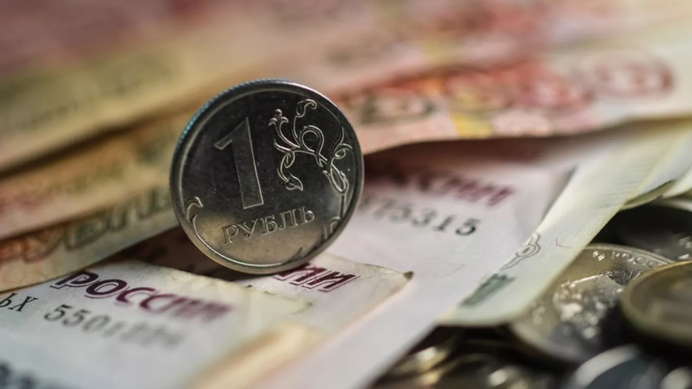 Caída histórica del rublo ruso y aumento de tasa de interés