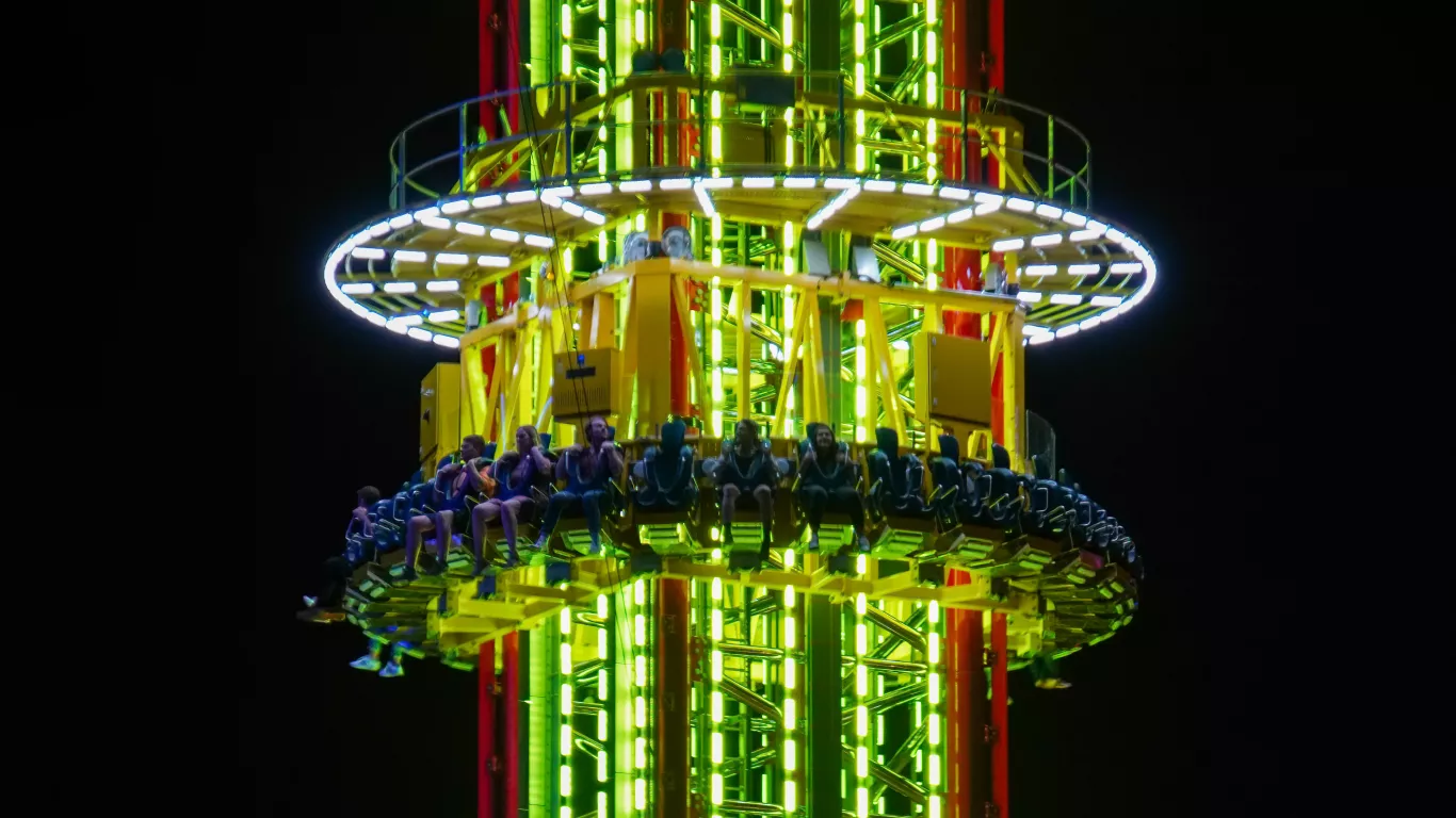 Imágenes fuertes: Momento en que joven cae de una atracción de parque de diversiones