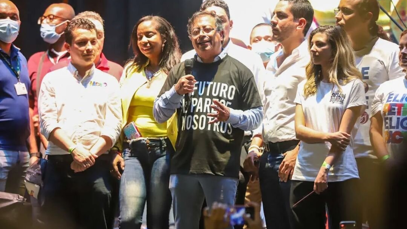 Gustavo Petro gana en todos los escenarios de la nueva encuesta Invamer