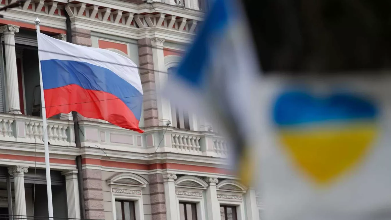 Expulsan a más de 100 diplomáticos rusos de Europa