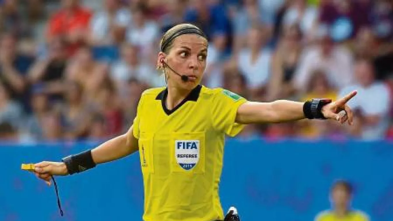 Arbitra Stéphanie Frappart (Francia)