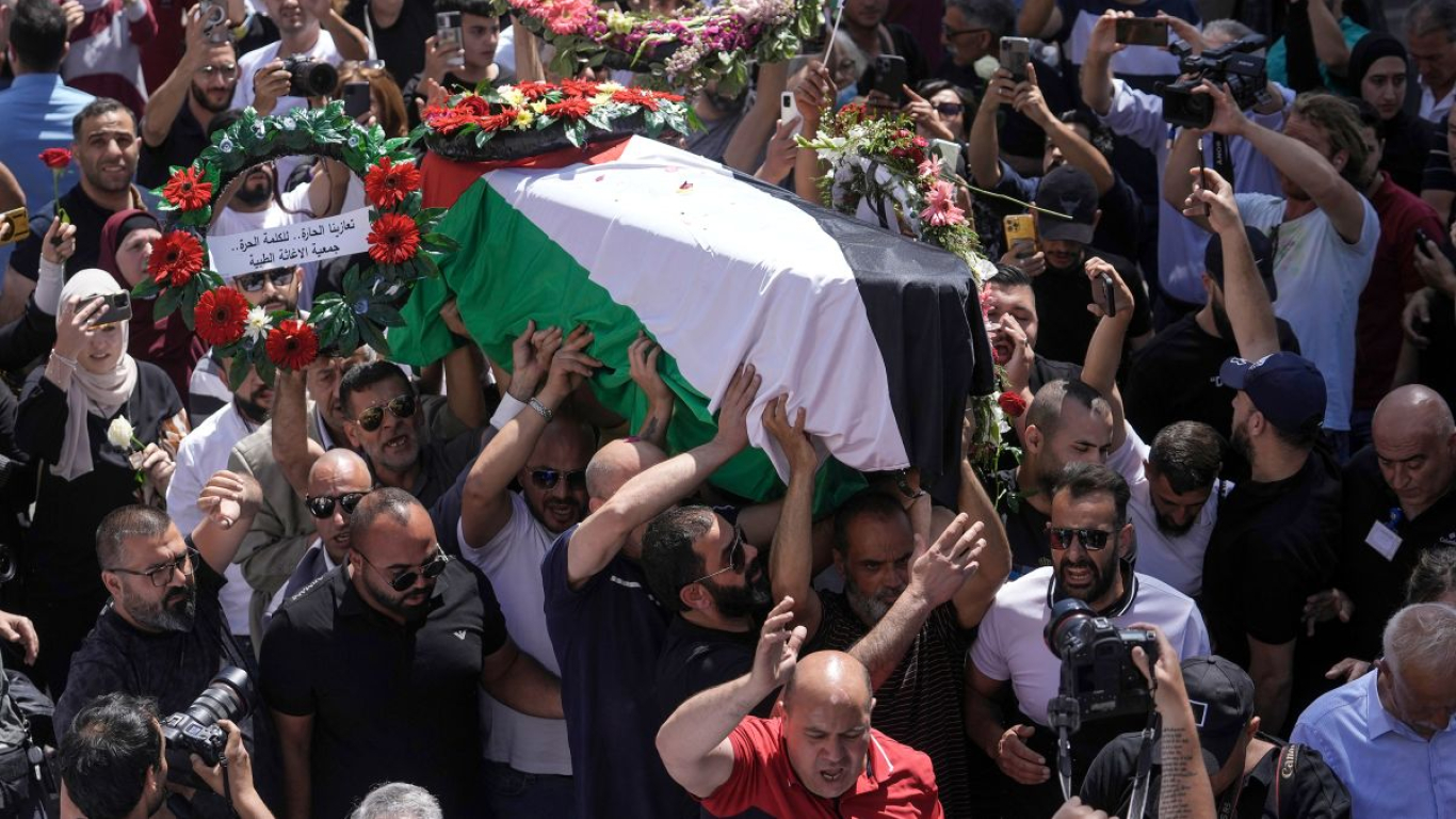 Atacan funeral de periodista asesinada por fuerzas israelíes