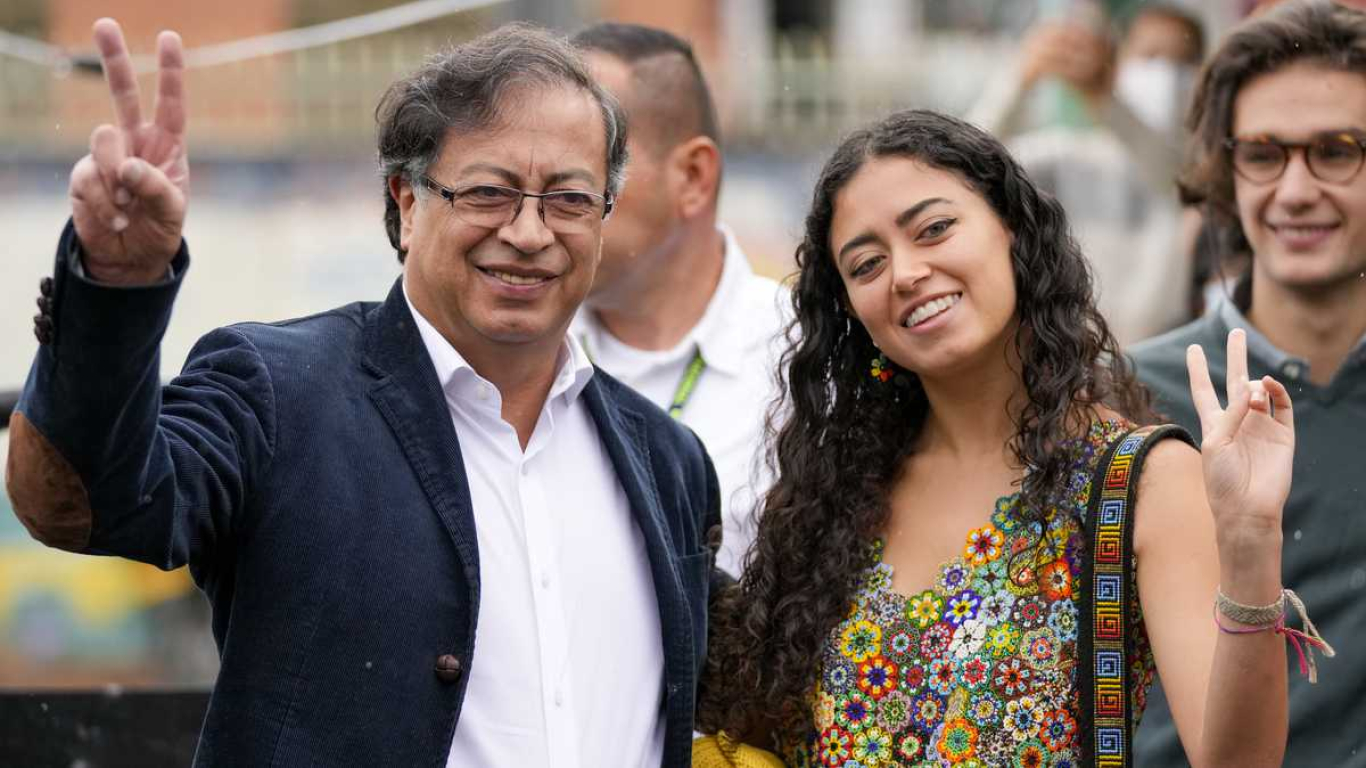 La Historia Detrás De La Blusa De La Hija De Gustavo Petro | Agenciapi.co