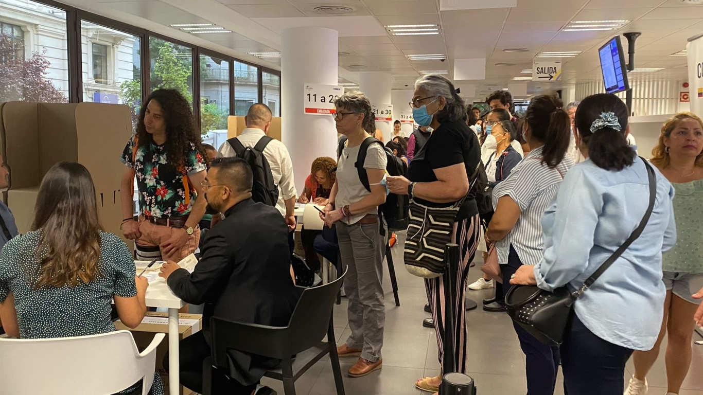 Colombianos votando en el exterior