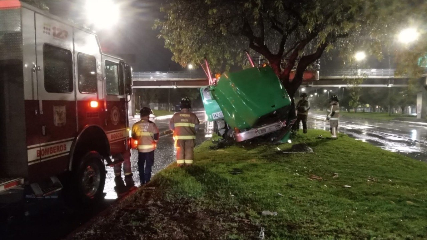 Tractocamión colisionó contra un árbol en la Autonorte