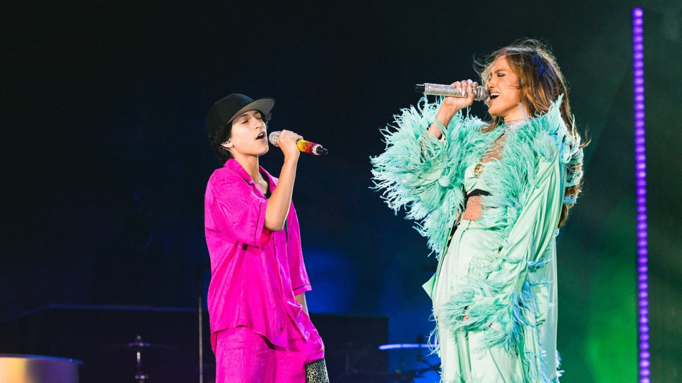 Jennifer López presentó en escenario a su hija Emme