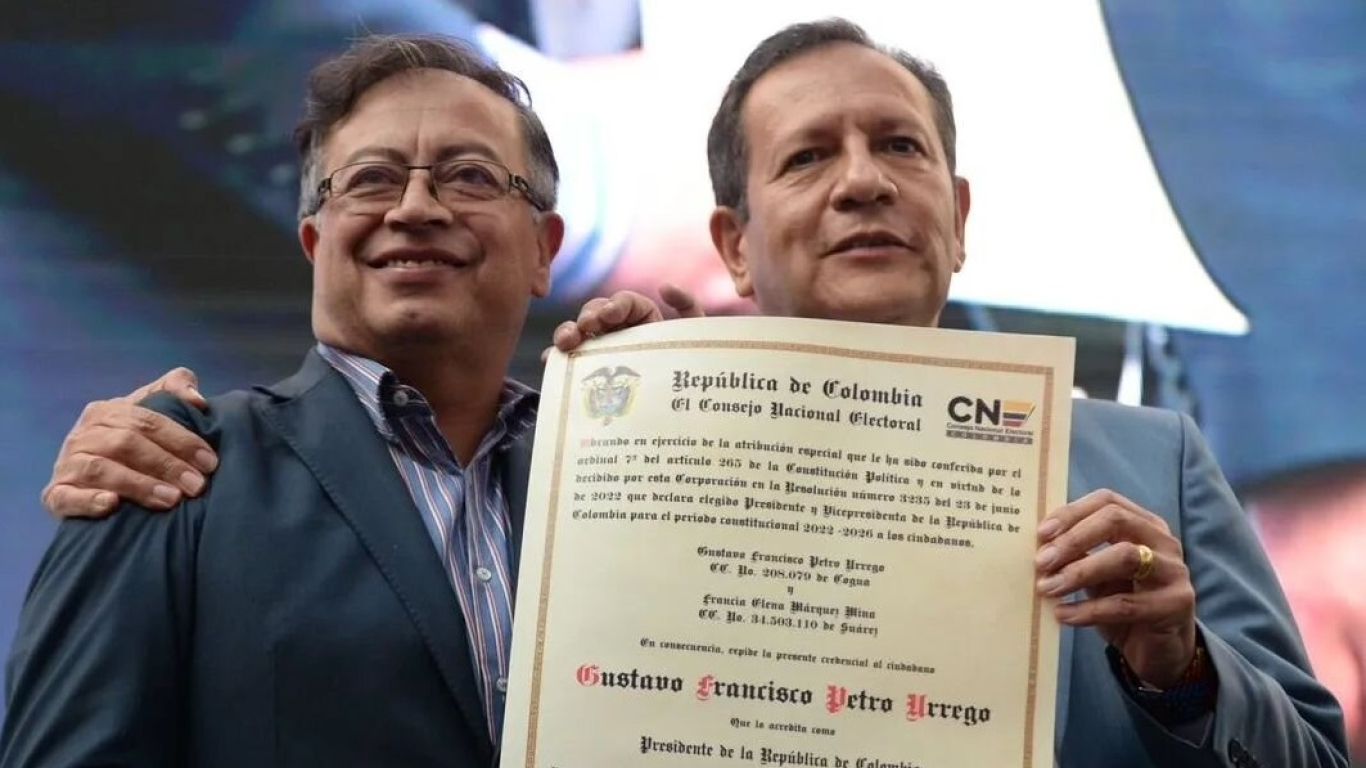 "Bienvenidos a la era del diálogo", Petro tras respuesta de Uribe