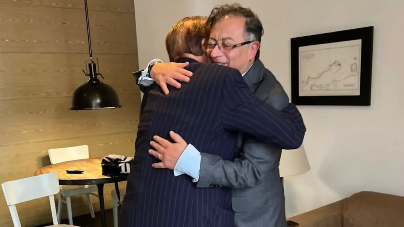 Detalles del abrazo: Gustavo Petro le pidió perdón a Rodolfo Hernández