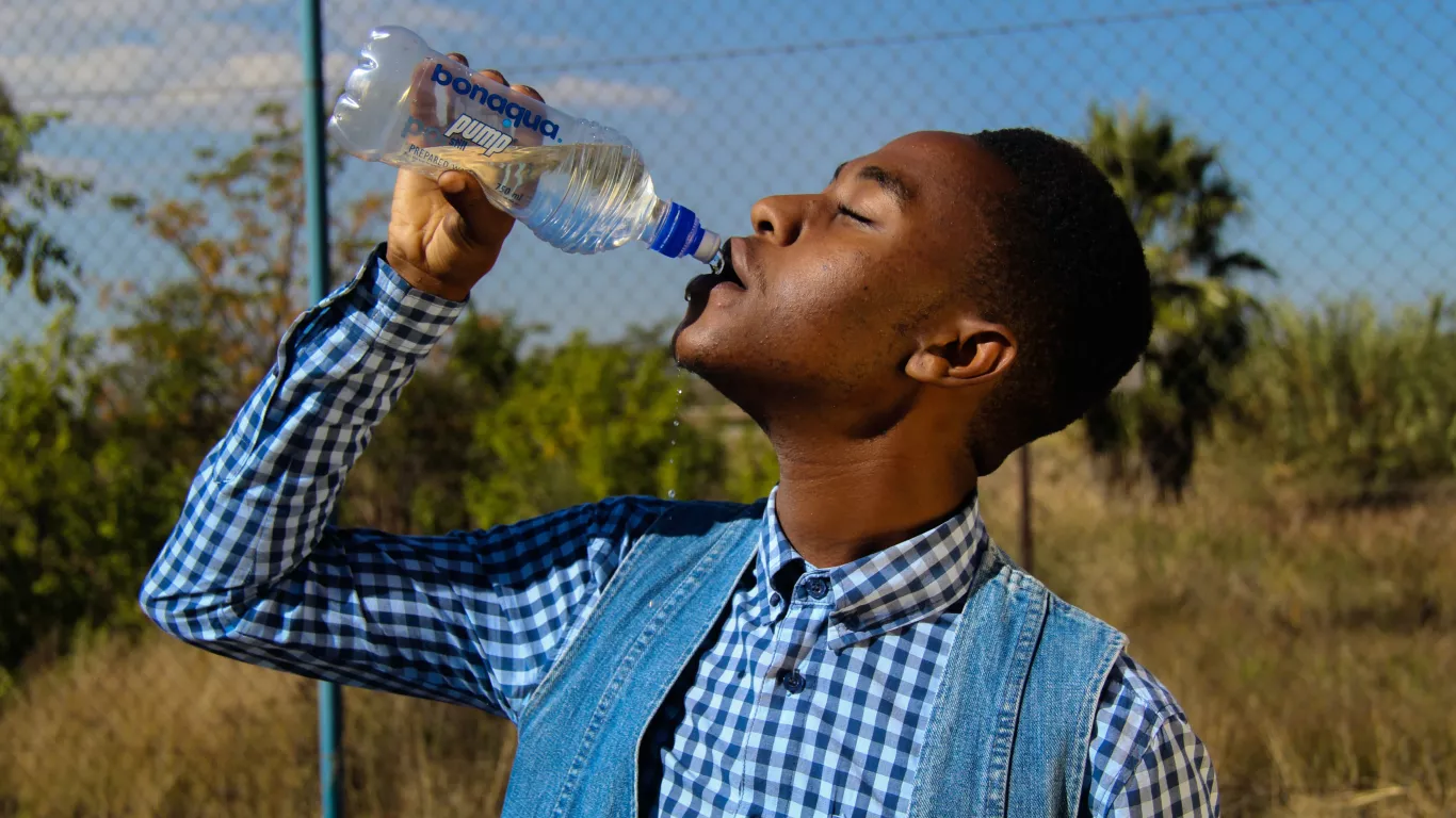 Despiden a hombre por pedir agua