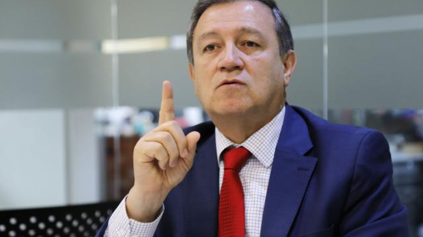 "Intervengan y saquen al Centro Democrático de la crisis": exsenador Ernesto Macías