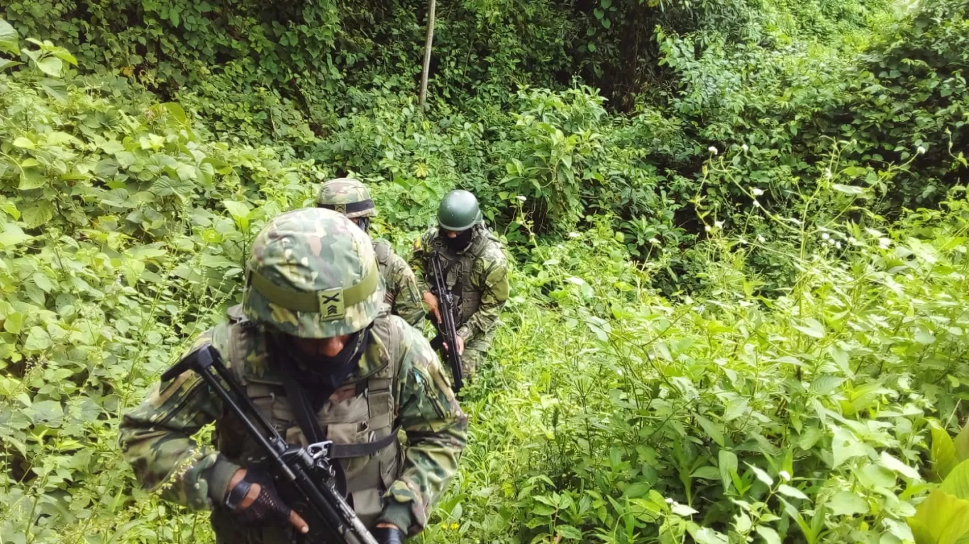 Ecuador aumenta presencia militar en la frontera