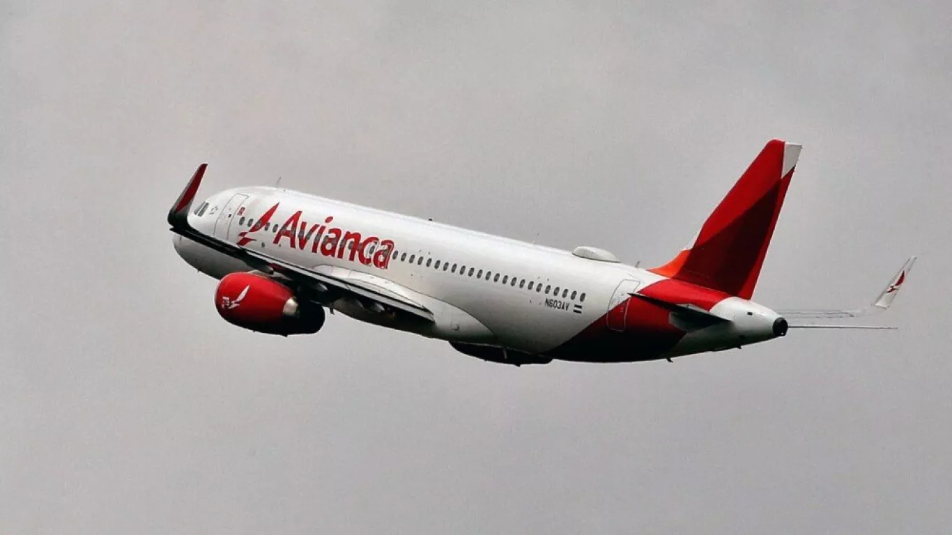 Avión de Avianca que iba a Londres tuvo que aterrizar en una isla