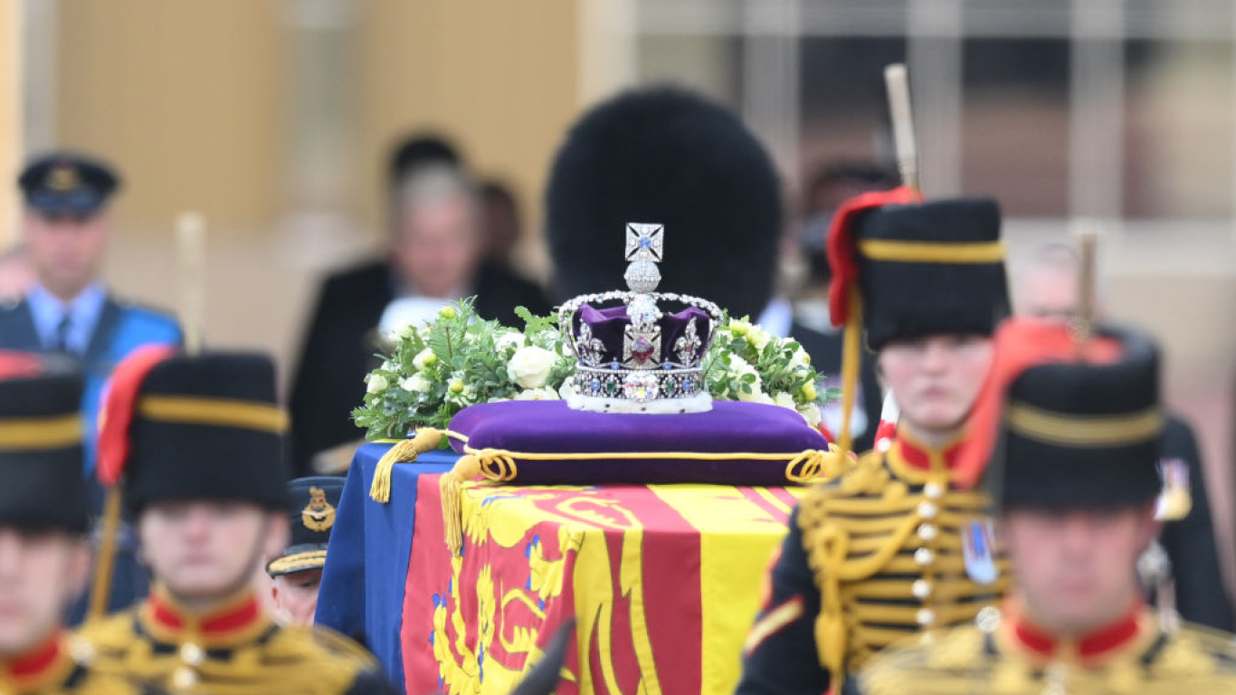 El féretro de la reina Isabel II ya se encuentra en Westminster Hall