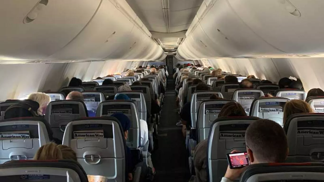 Aerolínea lanza aplicación de citas para pasajeros
