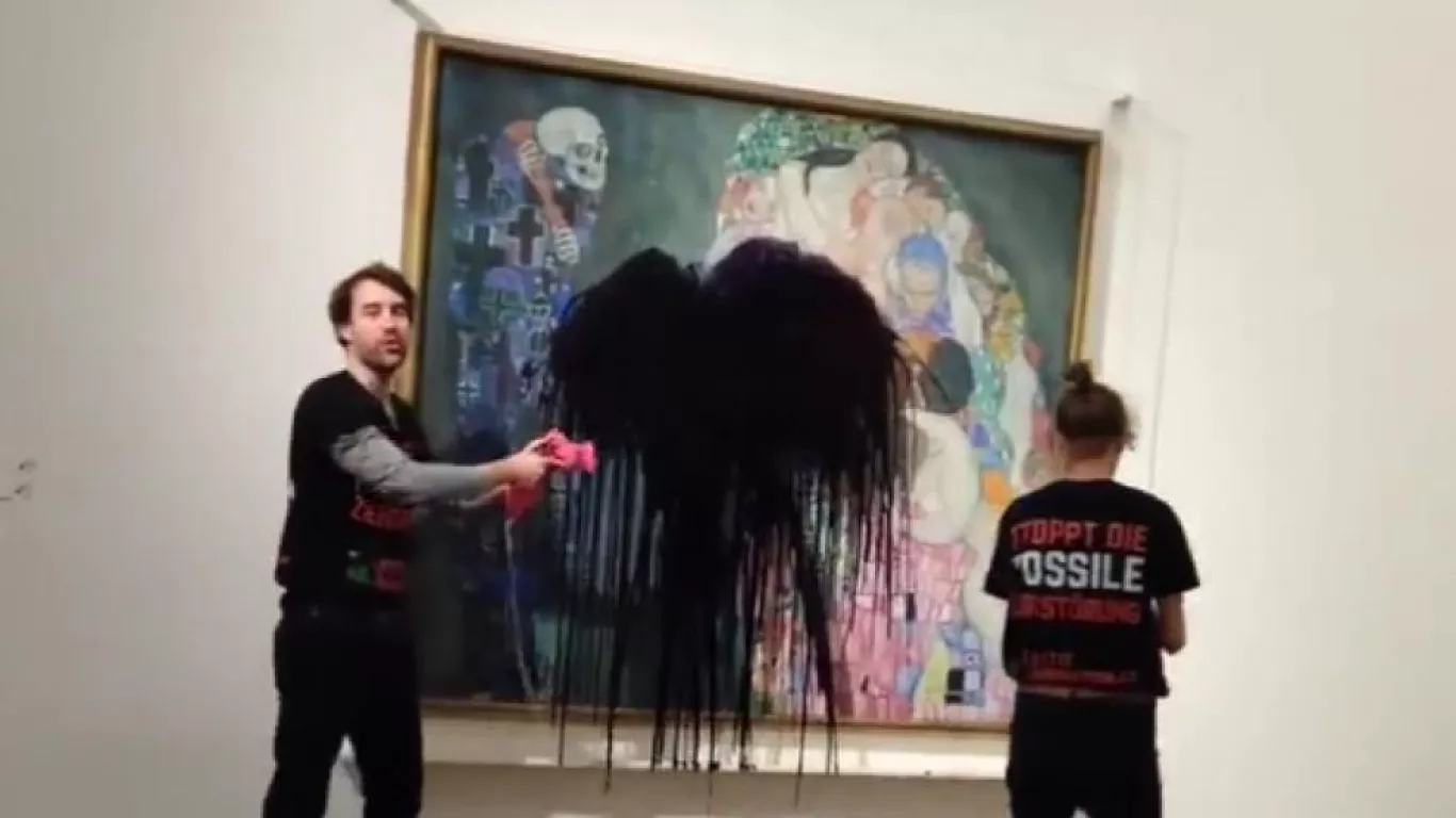 Arrojaron petróleo sobre cuadro de Klimt