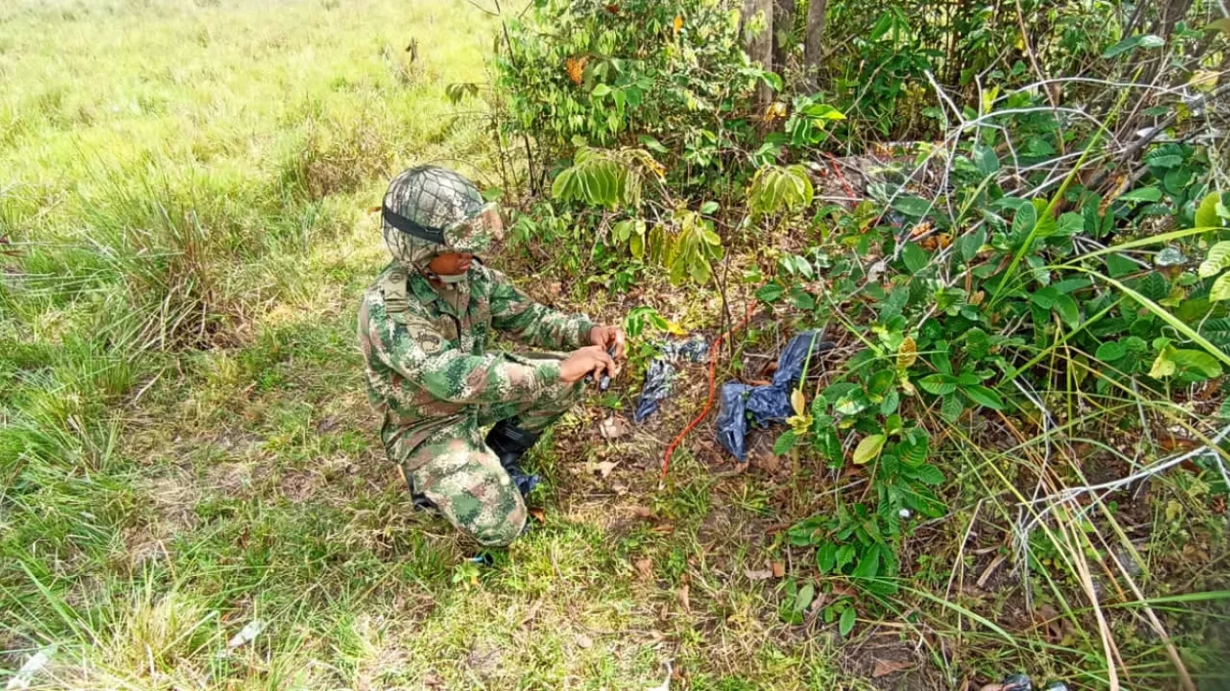 Soldado desactiva artefacto explosivo