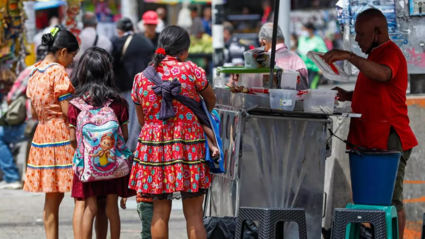 Alcaldía de Medellín dio autorización para que menores indígenas estén en la calle con sus familias