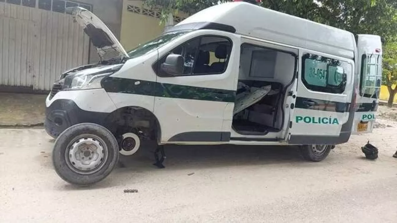 CARRO DE POLICÍA ARAUCA ATENTADO
