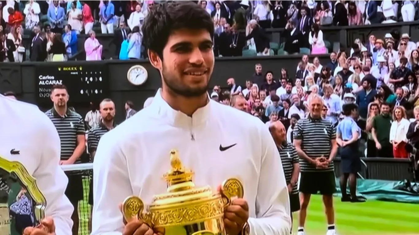 La historia de Carlos Alcaraz: el joven tenista español derrota a Novak Djokovic en WimbledonLa historia de Carlos Alcaraz: el joven tenista español derrota a Novak Djokovic en Wimbledon