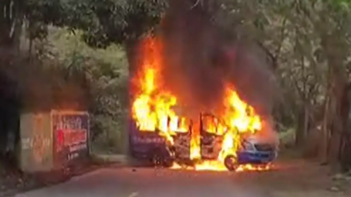 bus de servicio público incendiado 