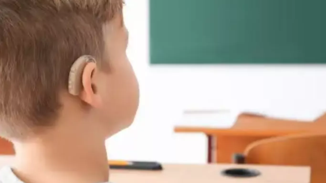 Niño con discapacidad auditiva 