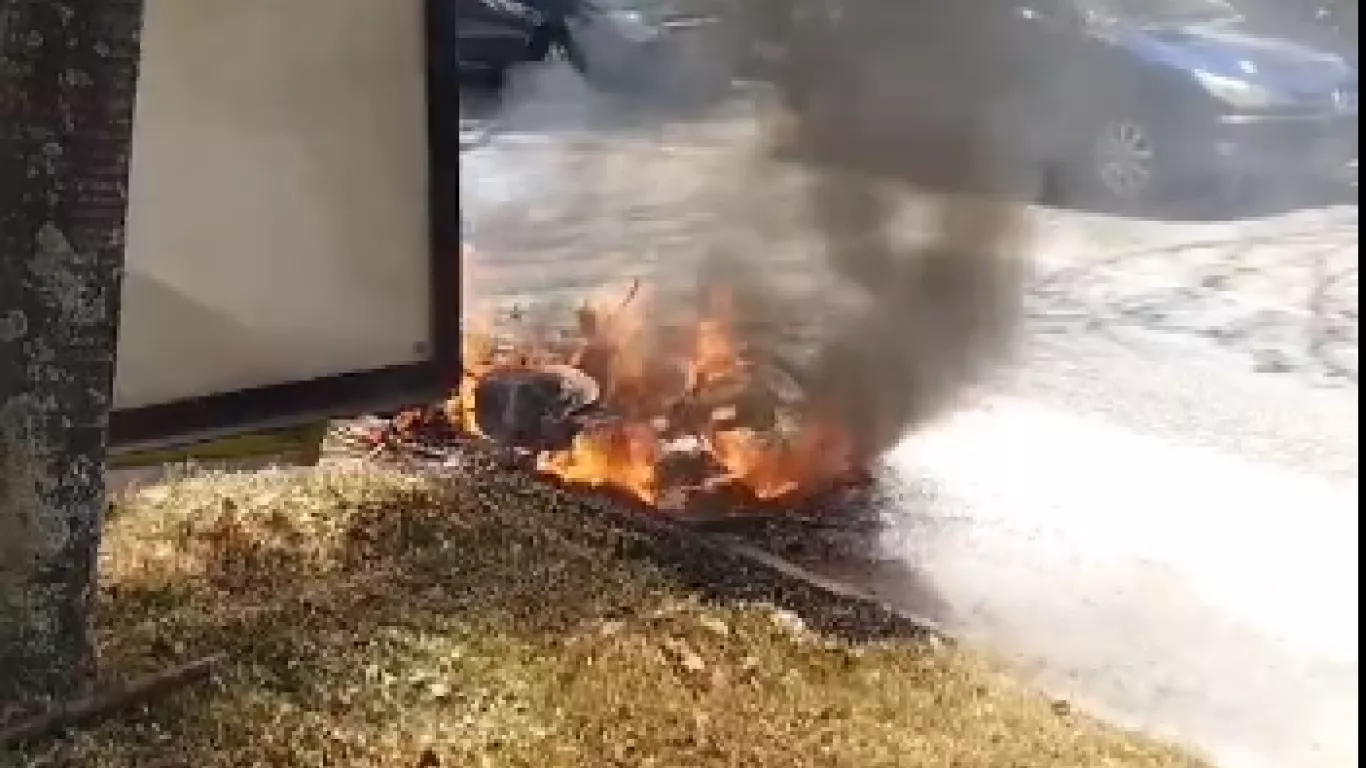 Comunidad incendió moto de ladrón en Medellín