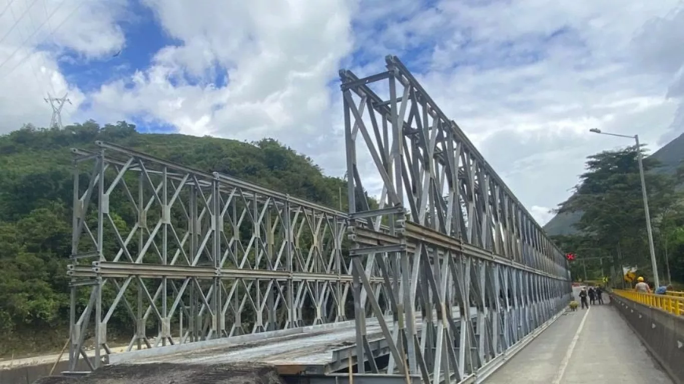 Puente provisional  vía al llano