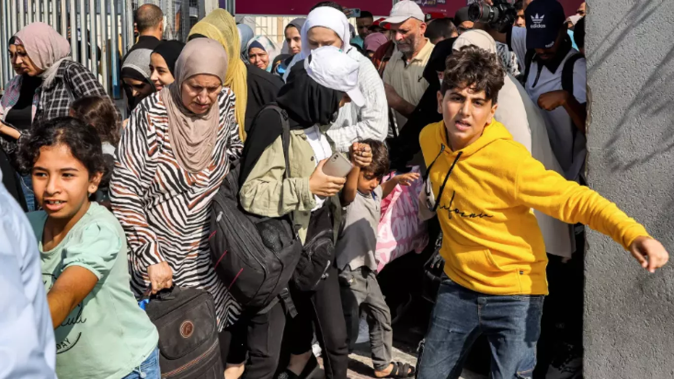 palestinos heridos empiezan a cruzar frontera y llegan a Egipto
