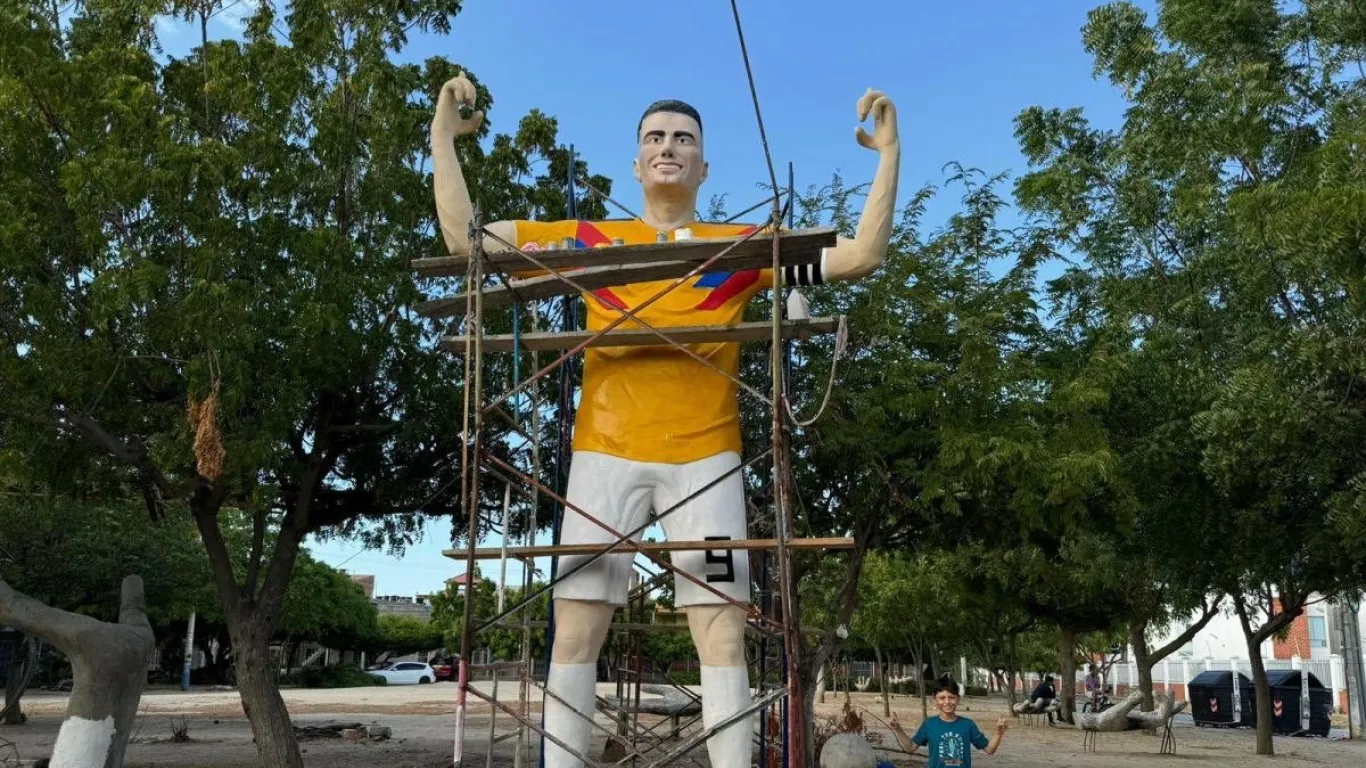 Estatua Falcao