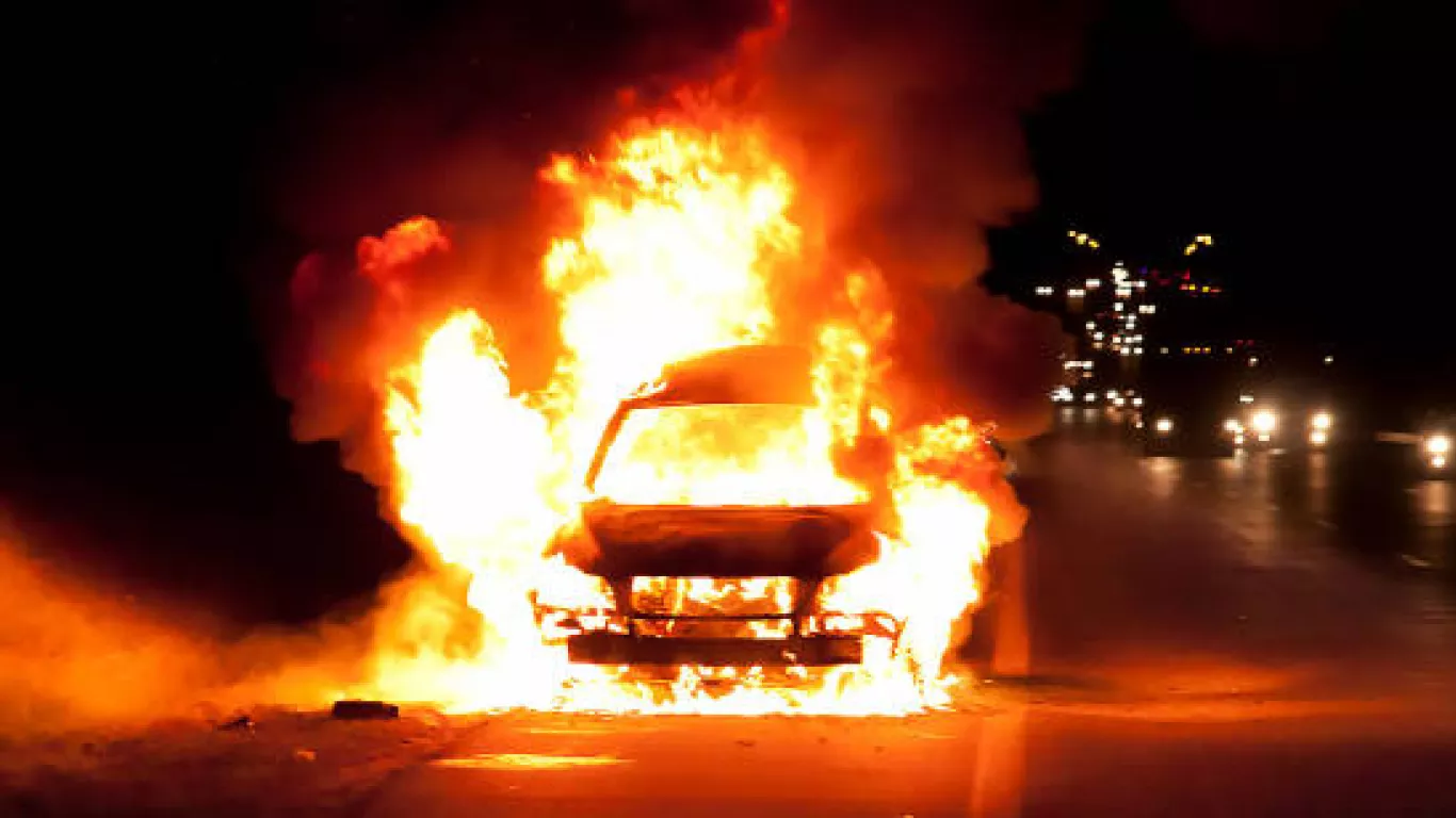 carro en llamas