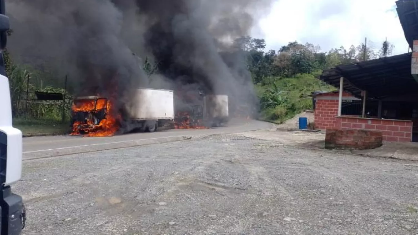 Incineran camiones via chocó 25