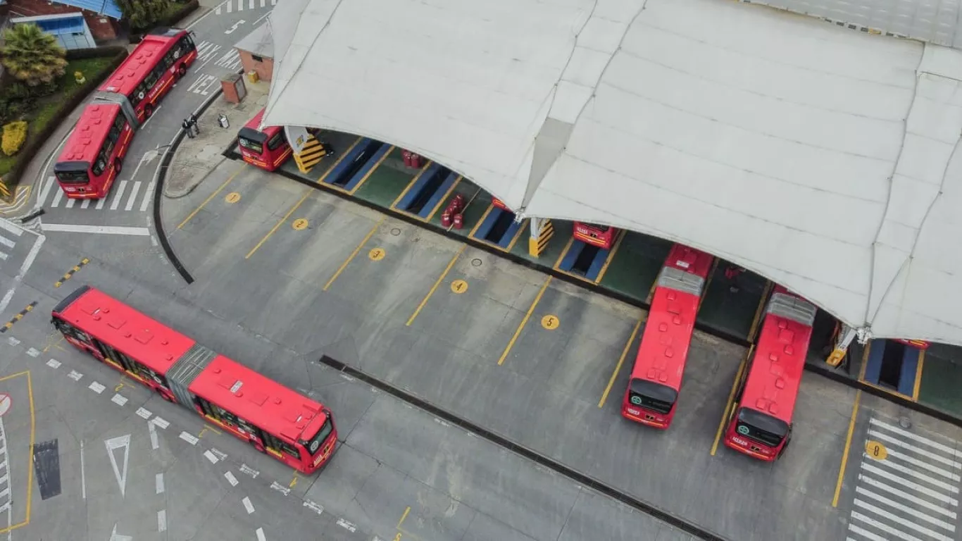 panorámica estación transmilenio articulados