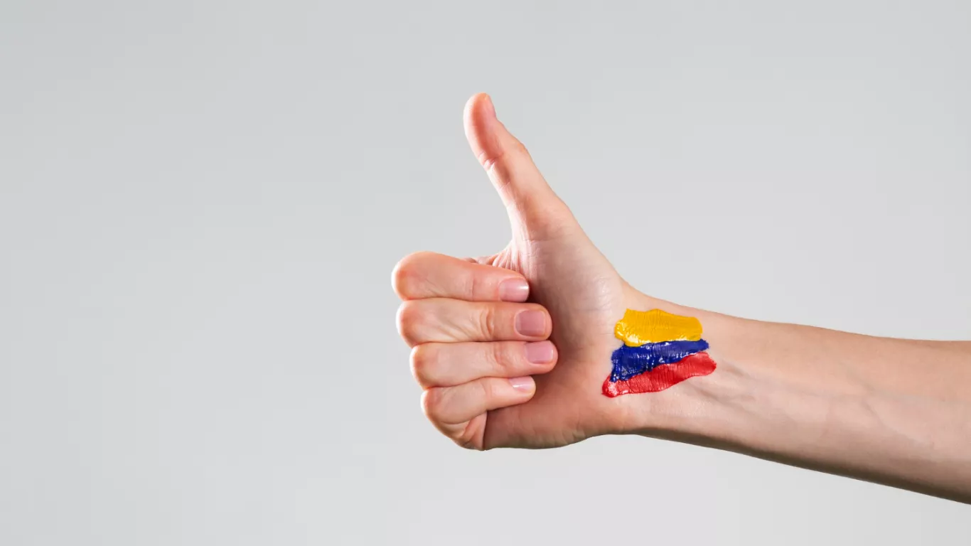 mano con bandera