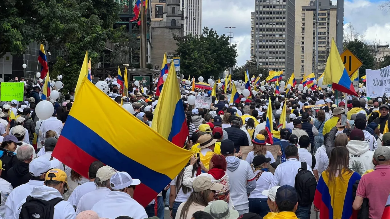 avanza marcha silencio