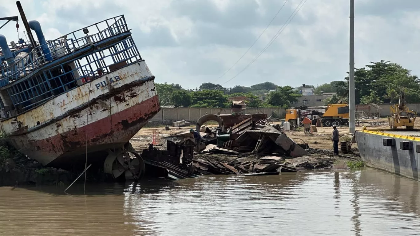 embarcaciones abandonadas en la Bahía de Cartagena